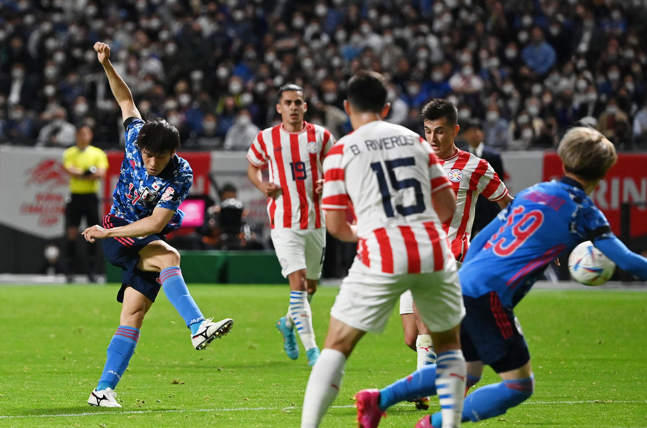 日本対パラグアイ　後半、チーム4点目のゴールを決める田中（左）（撮影・横山健太）