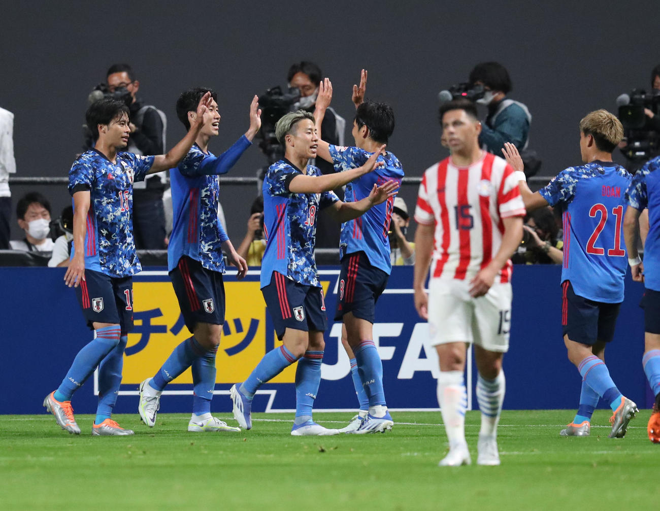 日本対パラグアイ　前半、ゴールを決めチームメートと喜ぶ鎌田（左から2人目）（撮影・佐藤翔太）