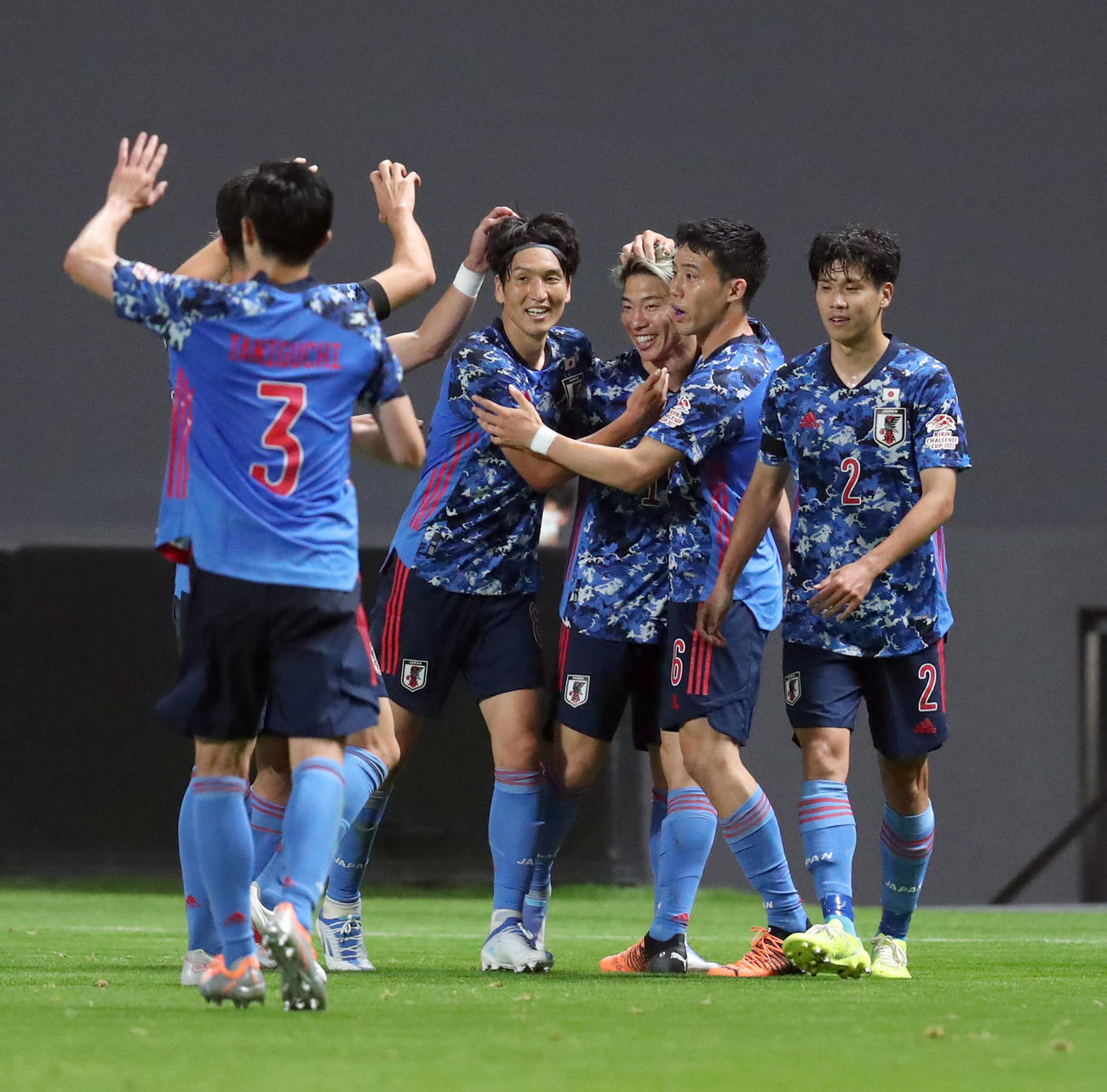 日本対パラグアイ　前半、ゴールを決めチームメートに祝福される浅野（右から3人目）（撮影・佐藤翔太）