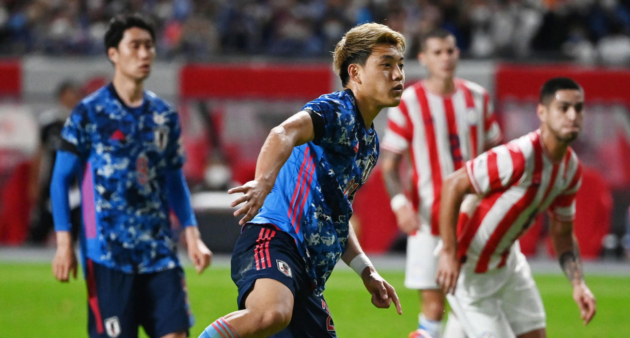 後半、PKを放つもGKに止められる堂安（撮影・横山健太）