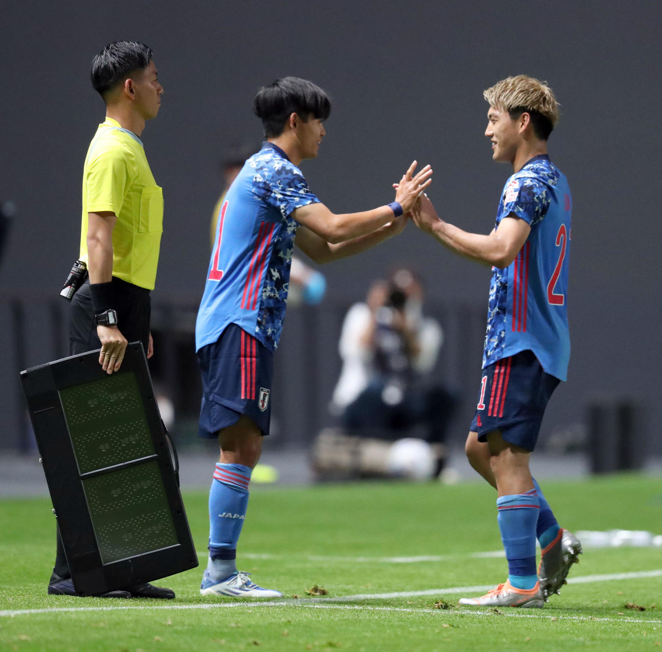 後半、久保（左）は堂安と交代する（撮影・佐藤翔太）