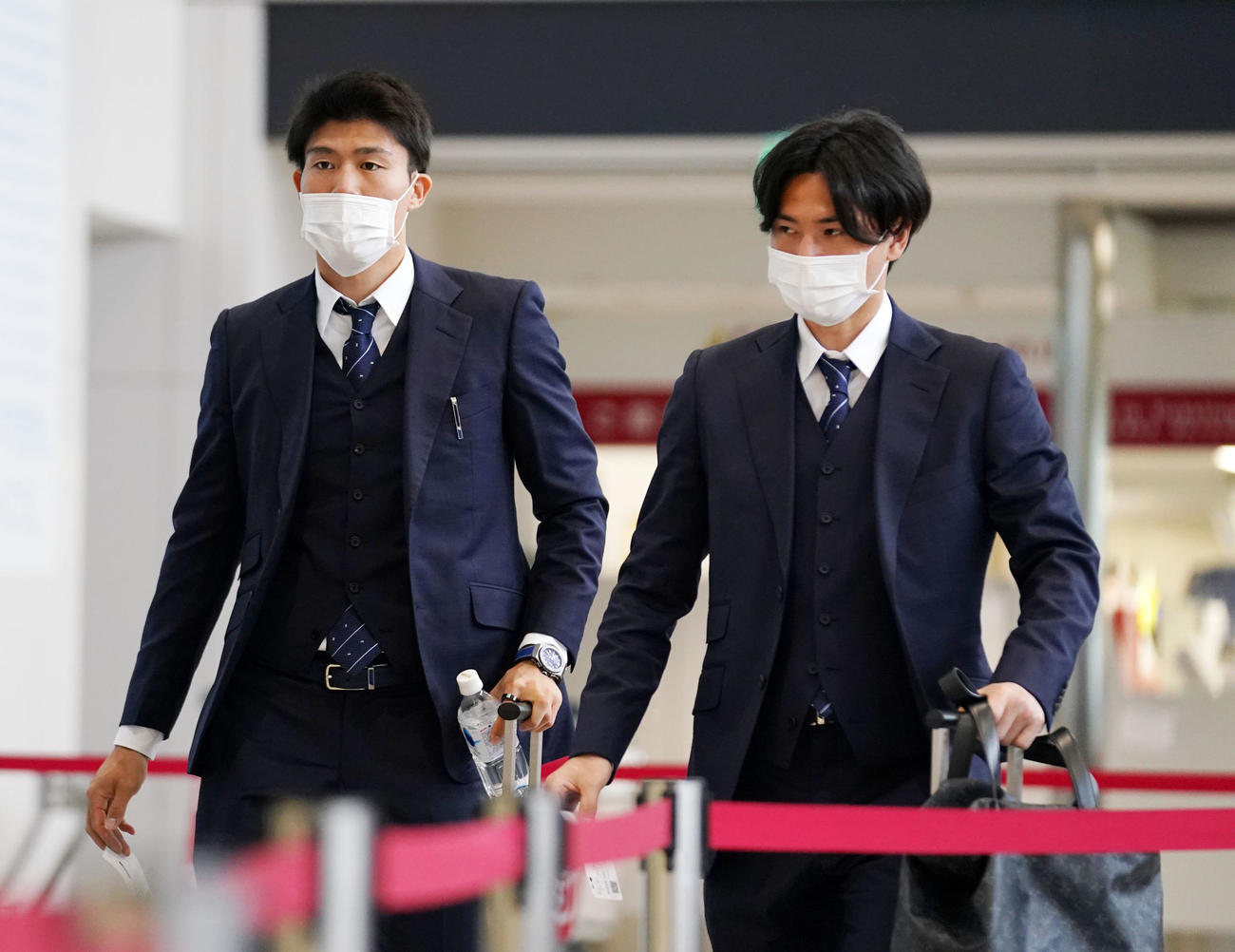空港に到着し帰京する南野（右）と冨安（撮影・横山健太）
