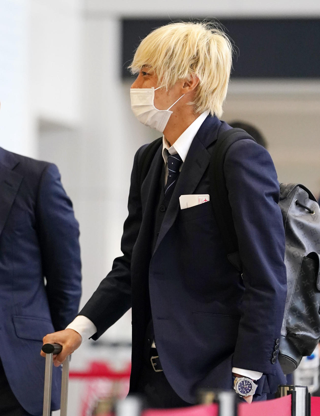 空港に到着し帰京する伊東（撮影・横山健太）