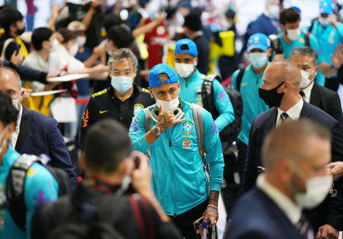 空港に到着したネイマール（中央）らブラジル代表の選手たち（撮影・横山健太）
