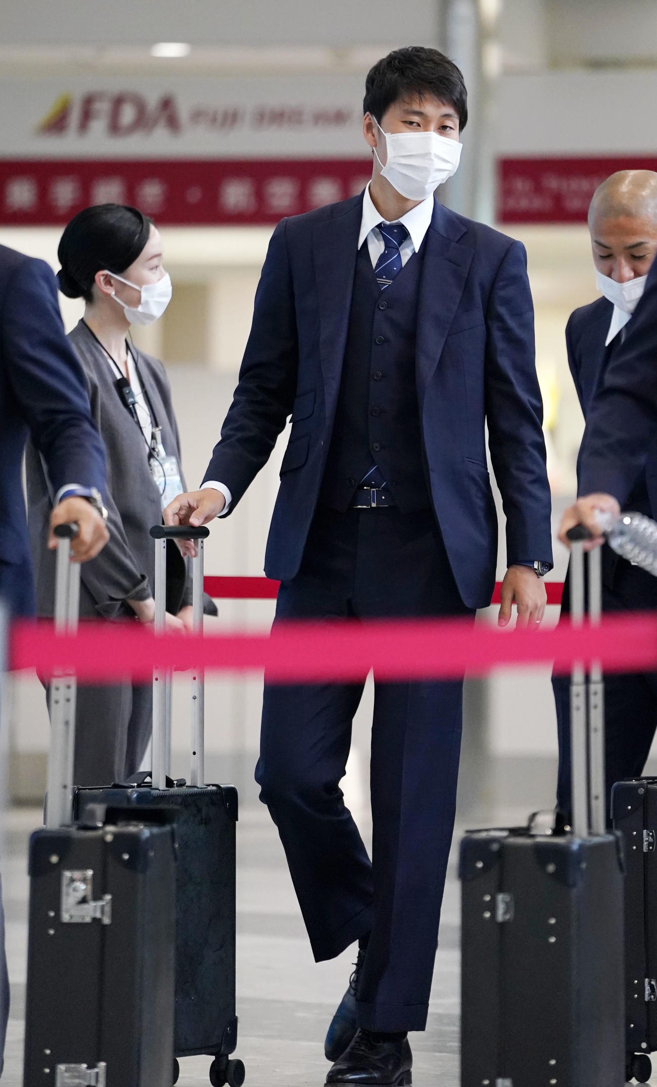 帰京するため新千歳空港に姿を見せた鎌田（撮影・横山健太）