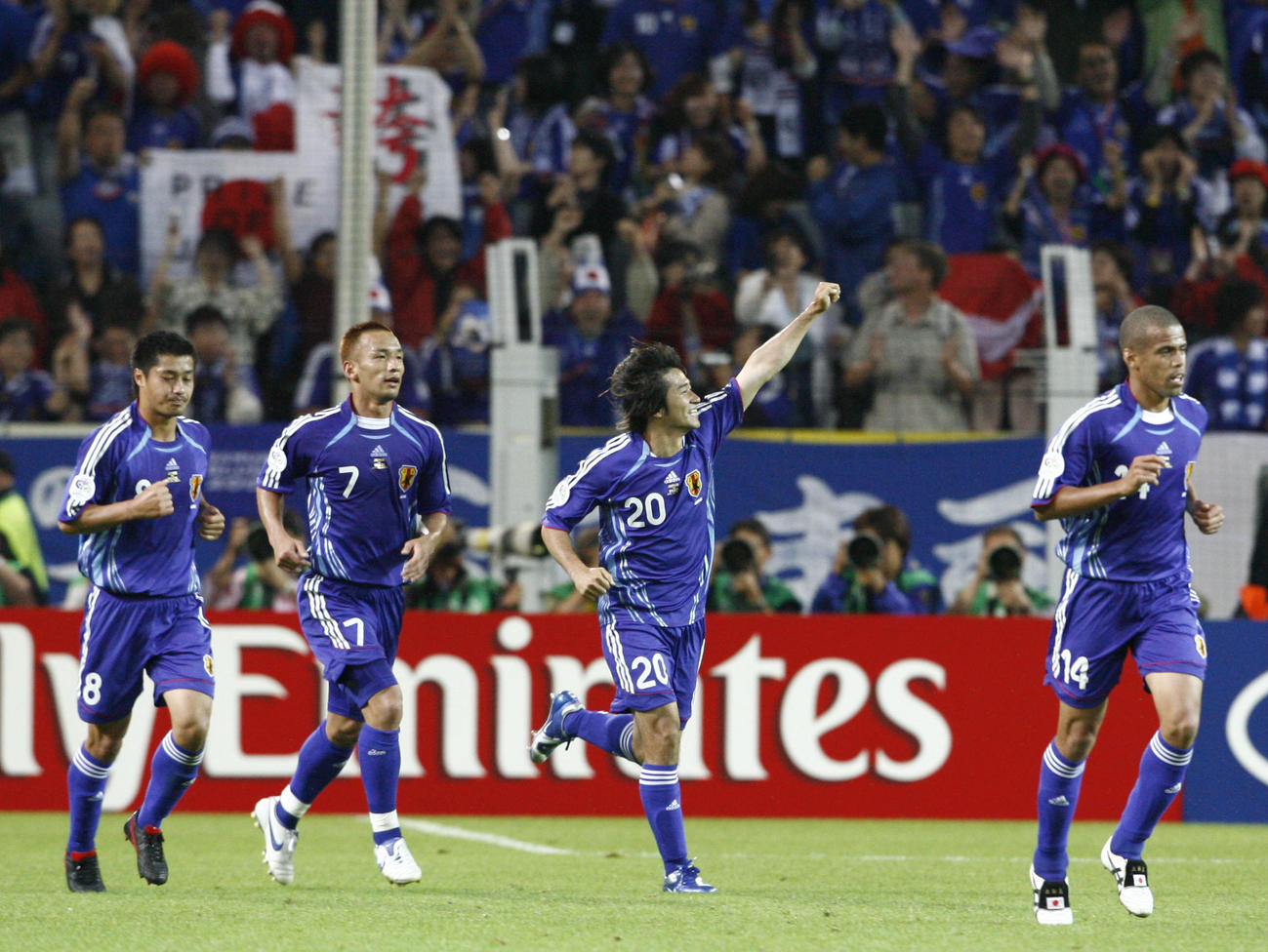 W杯ドイツ大会　日本対ブラジル　玉田圭司（右から2人目）の先制ゴールが決まりサポーターに応える（06年6月22日撮影、ガブリエル・ピコ）