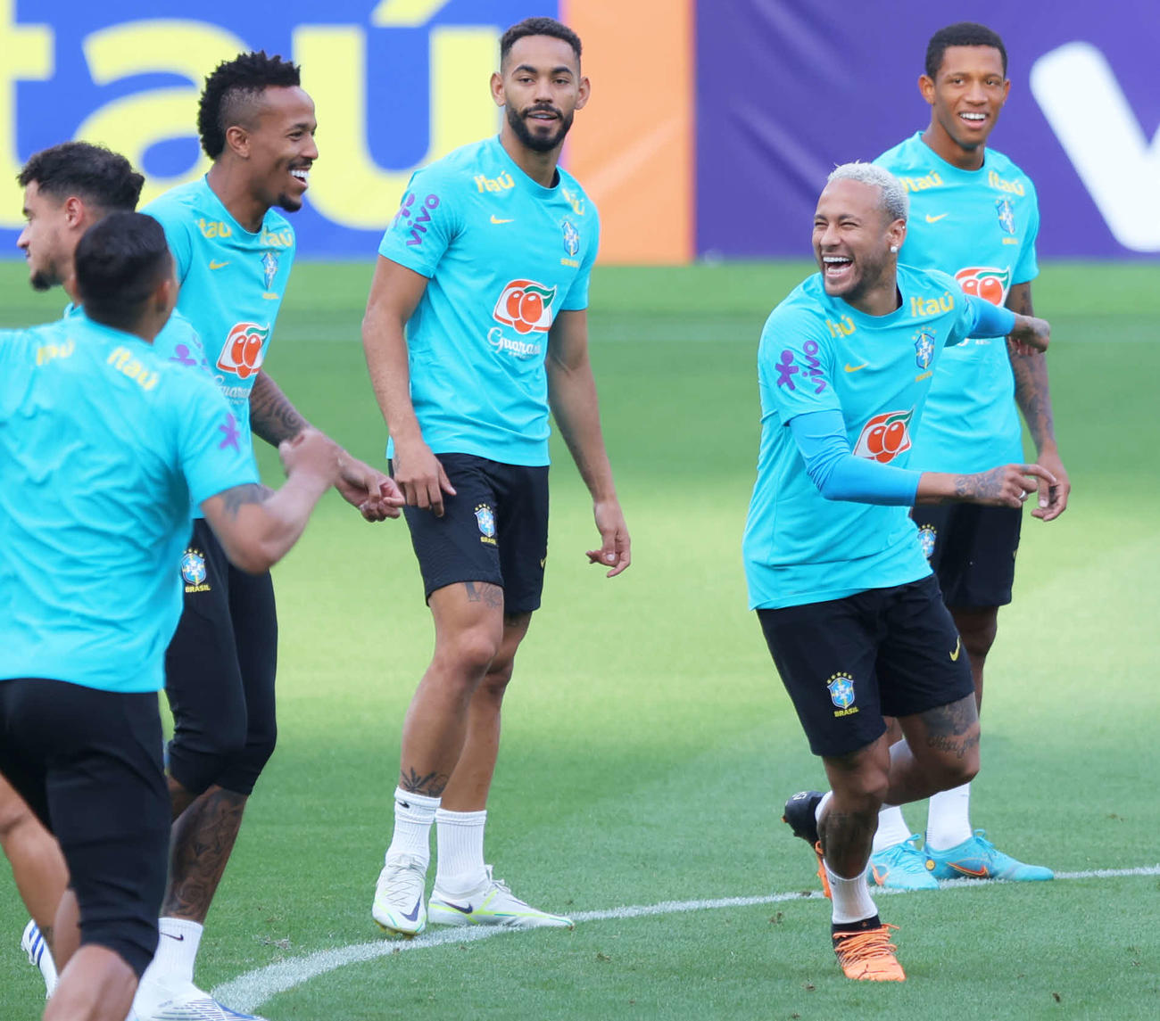 リラックスした表情で調整するネイマール（右）らブラジル代表選手たち（撮影・河田真司）