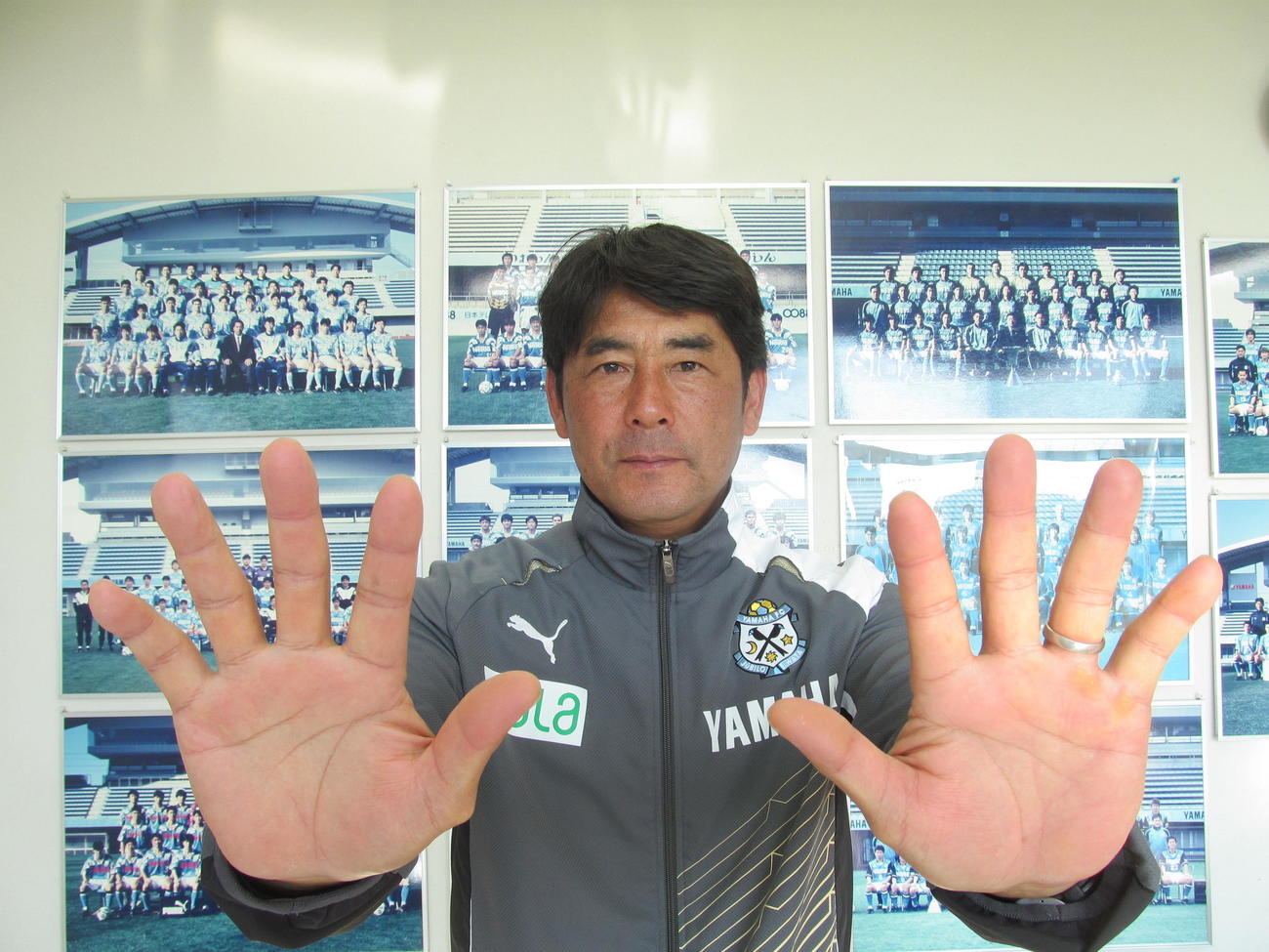 大きな素手を見せる森下申一コーチ（2013年12月5日撮影）