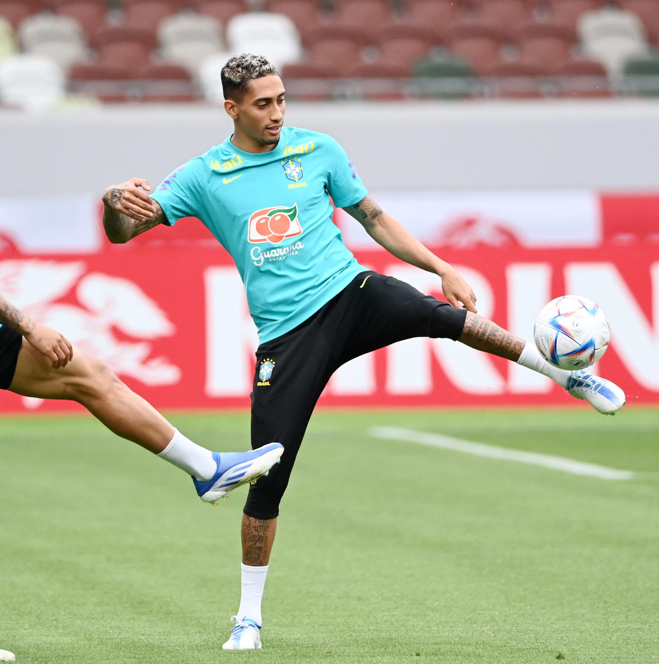 ボール回しをするブラジル代表のラフィーニャ（撮影・横山健太）