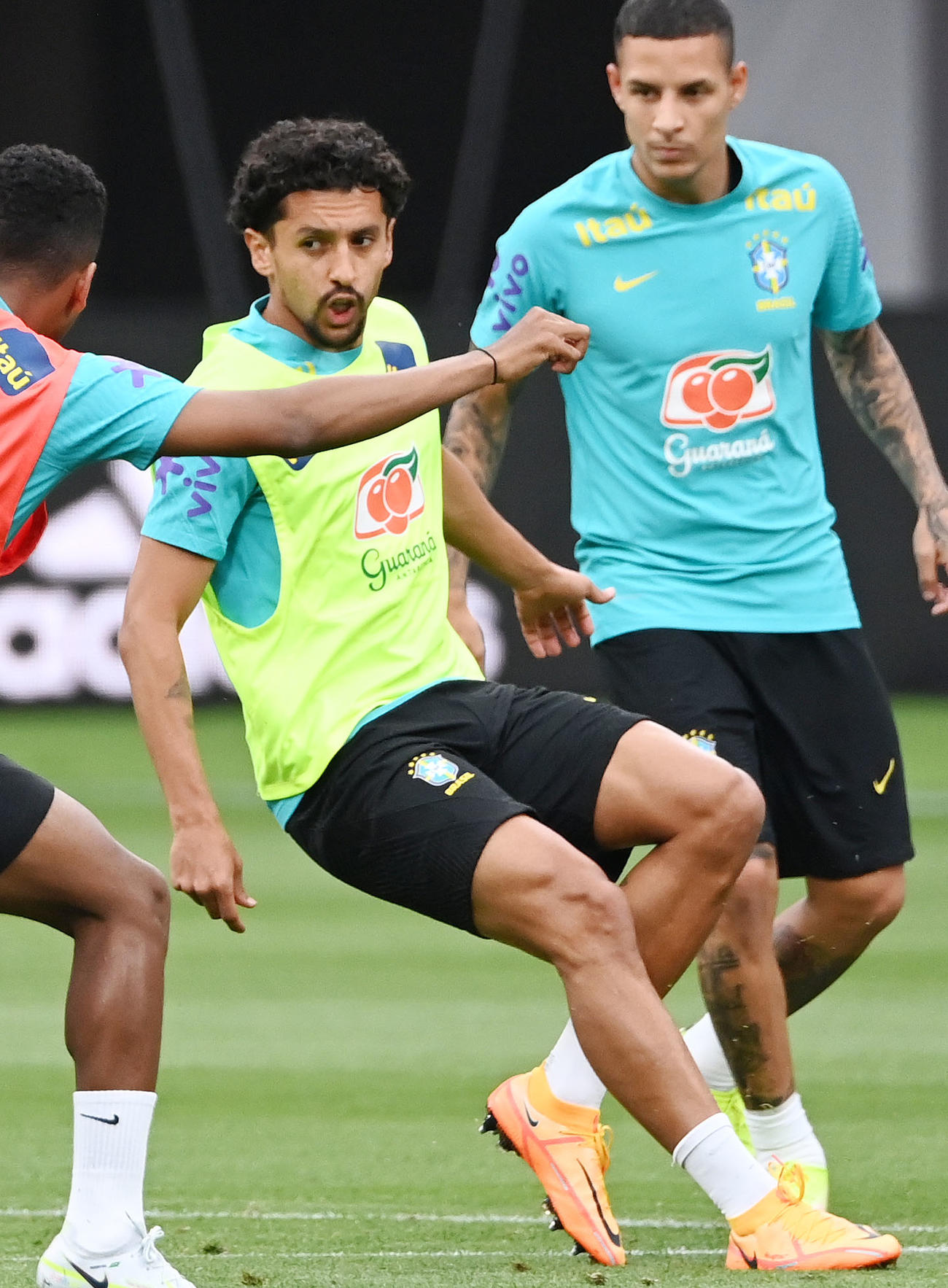 ボール回しをするブラジル代表のマルキーニョス（中央）（撮影・横山健太）