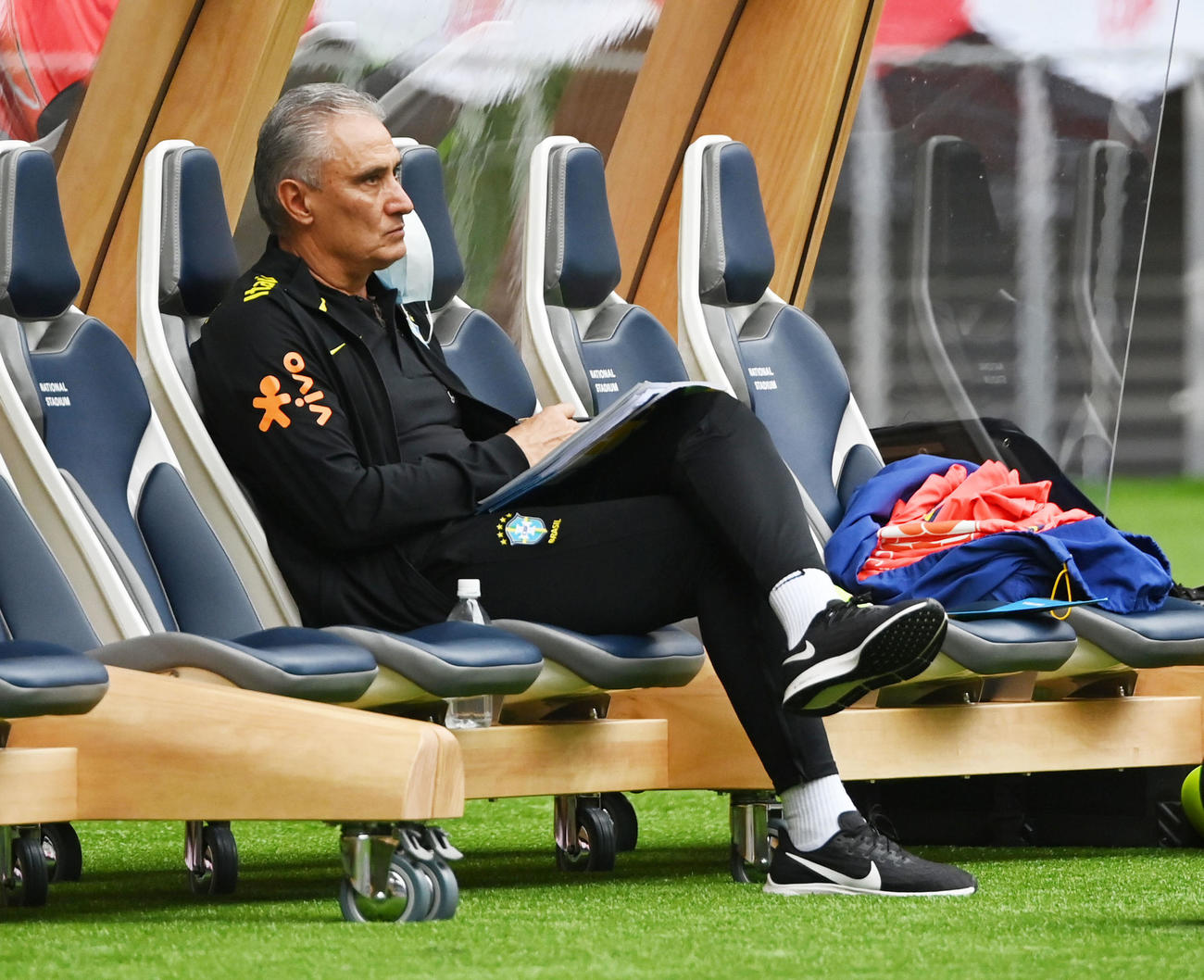 グラウンドを見つめるブラジル代表のチチ監督（撮影・横山健太）