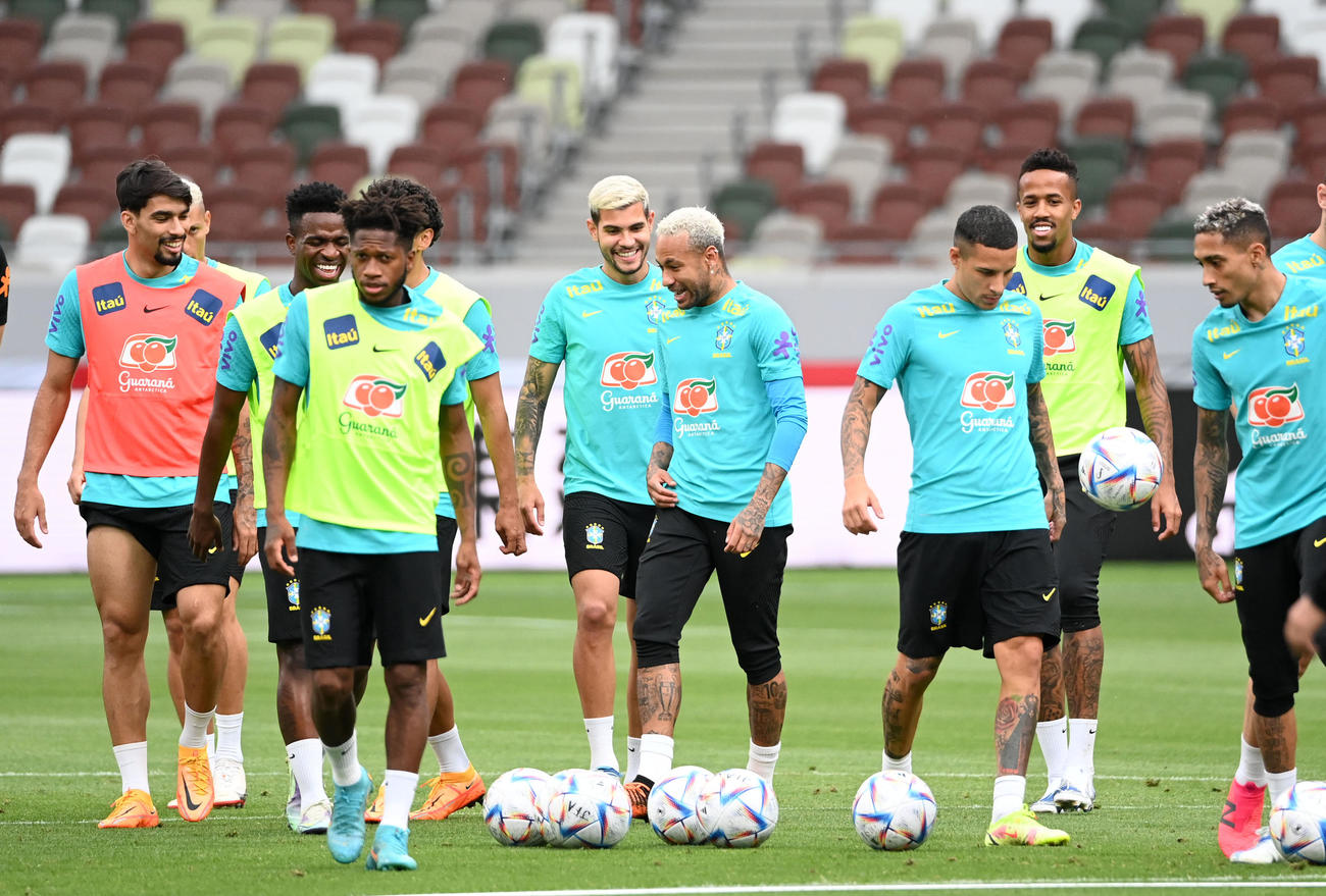 和やかな雰囲気でトレーニングをするネイマール（右から4人目）らブラジル代表イレブン（撮影・横山健太）