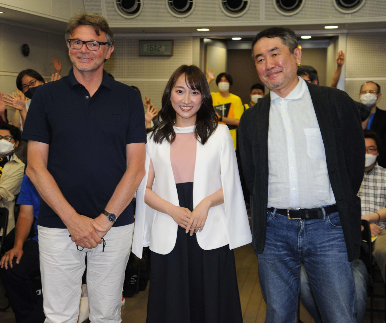 「ヨコハマフットボール映画祭2022のトークイベントに出席した、左から元サッカー日本代表監督のフィリップ・トルシエ氏、タレントの笹木かおり、ノンフィクションライターの宇都宮徹壱氏（撮影・松尾幸之介）