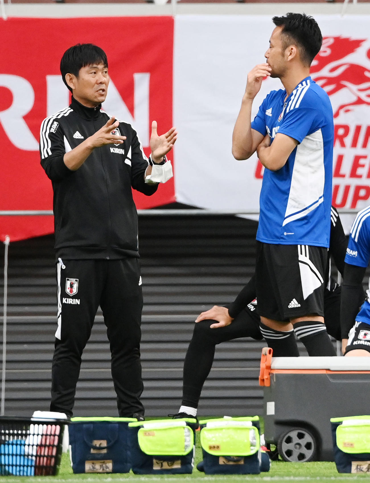 練習開始前、吉田（右）と言葉を交わす森保監督（撮影・横山健太）