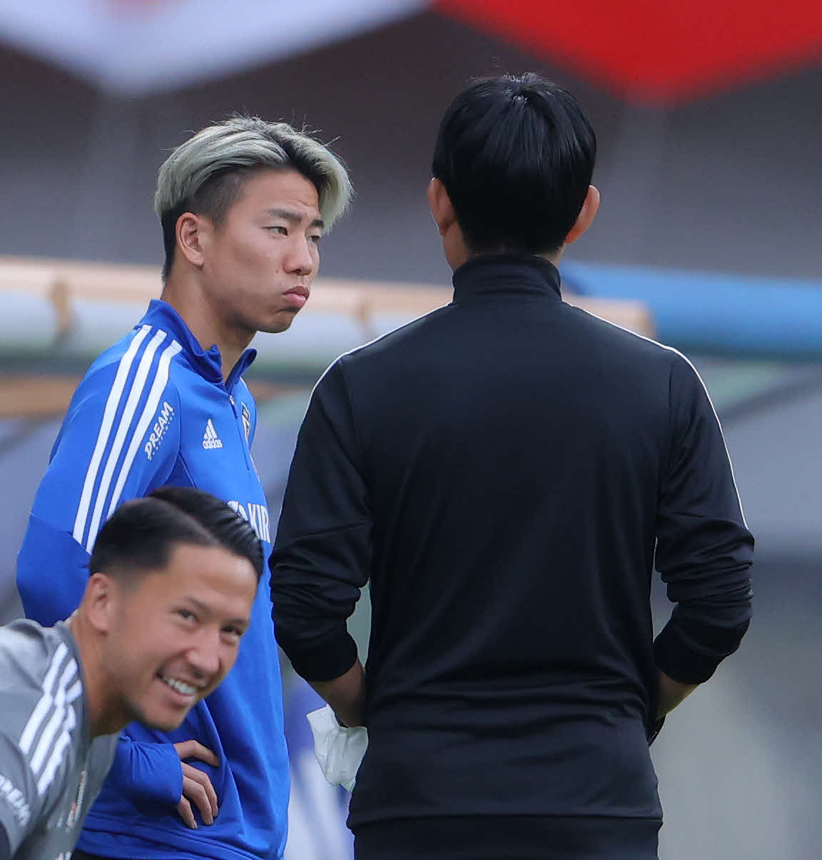 キリンチャレンジ杯のブラジル戦に向け、森保監督（右）と話す浅野（撮影・河田真司）