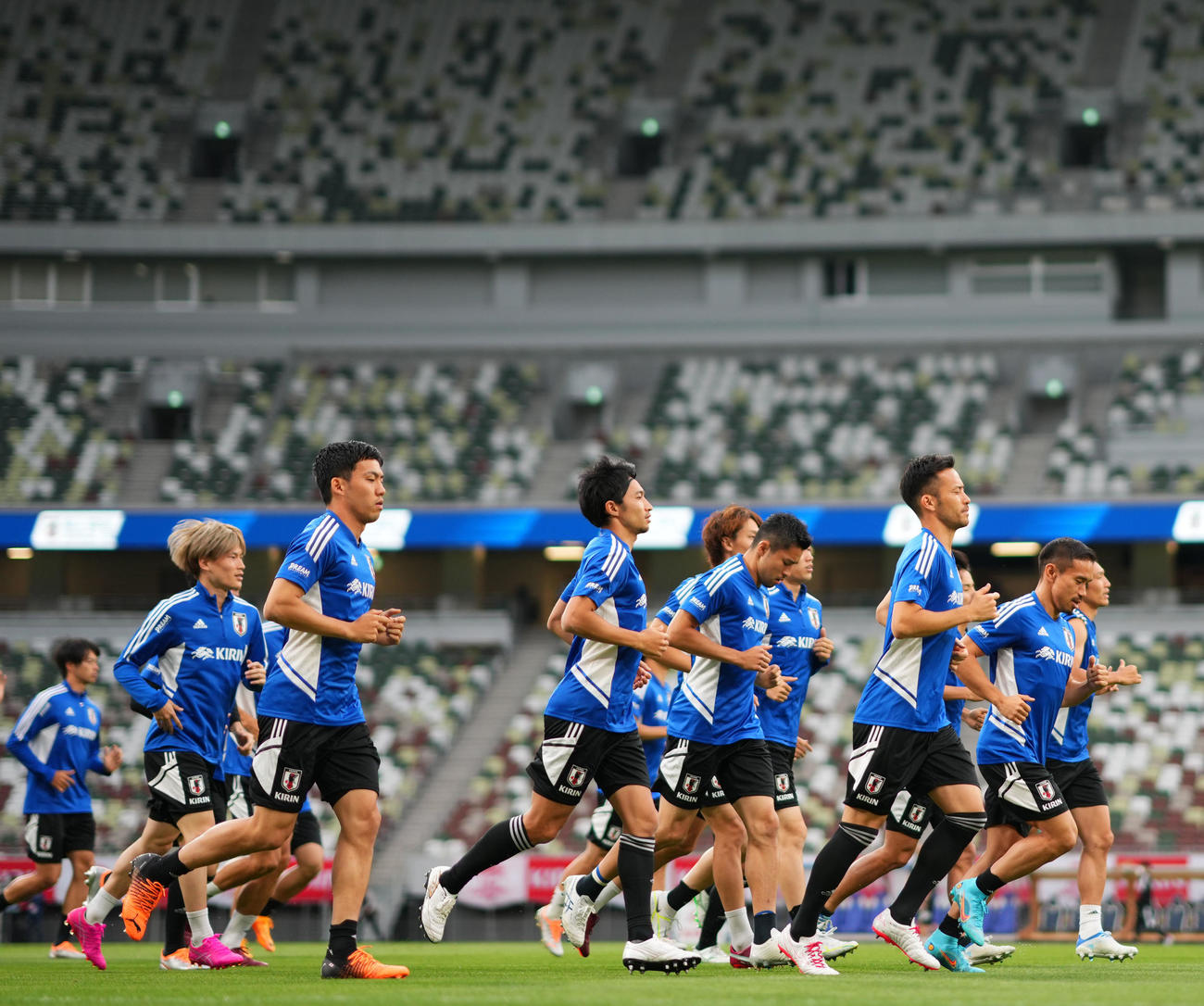 国立競技場でランニングをする日本代表イレブン（撮影・横山健太）