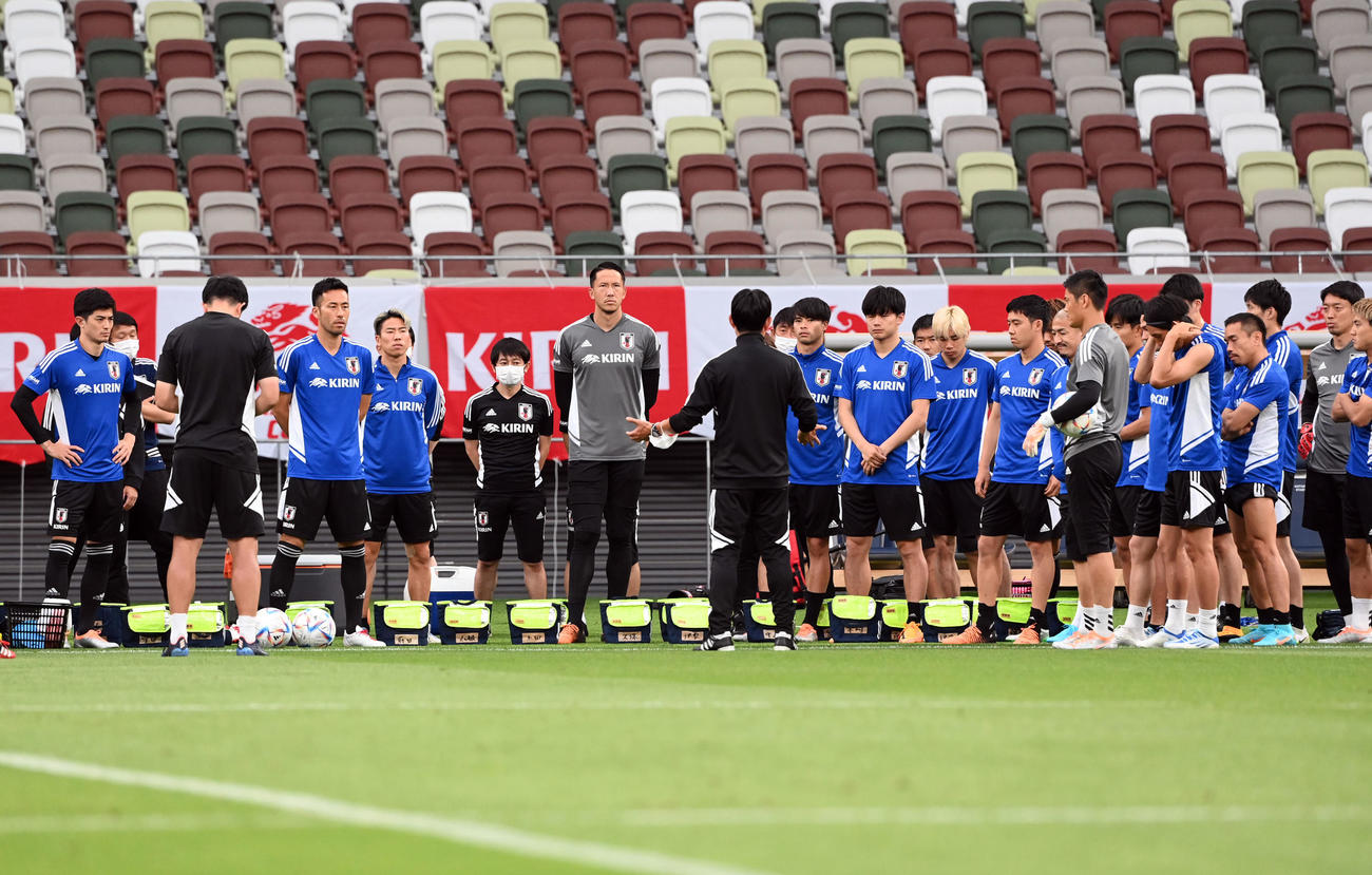 練習開始前、ミーティングをする日本代表イレブン（撮影・横山健太）