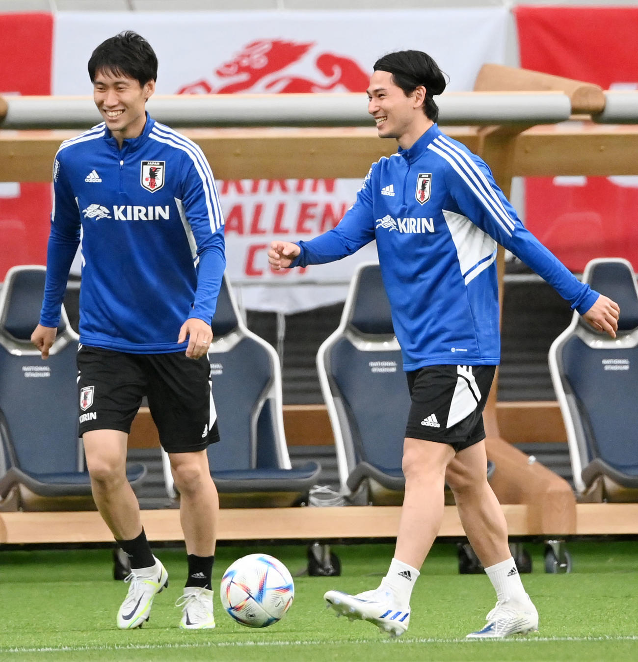 笑顔を見せる鎌田（左）と南野（撮影・横山健太）
