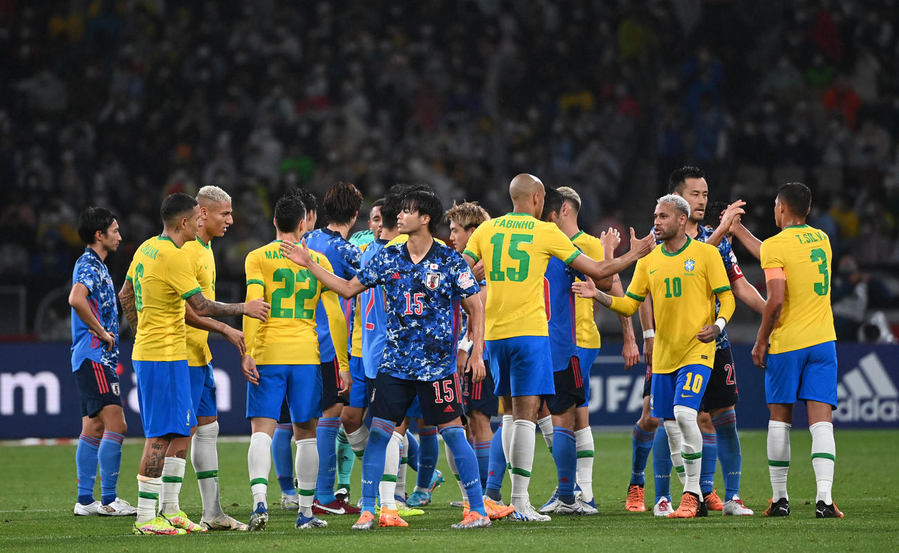 日本対ブラジル　試合を終えタッチを交わす両イレブン（撮影・横山健太）