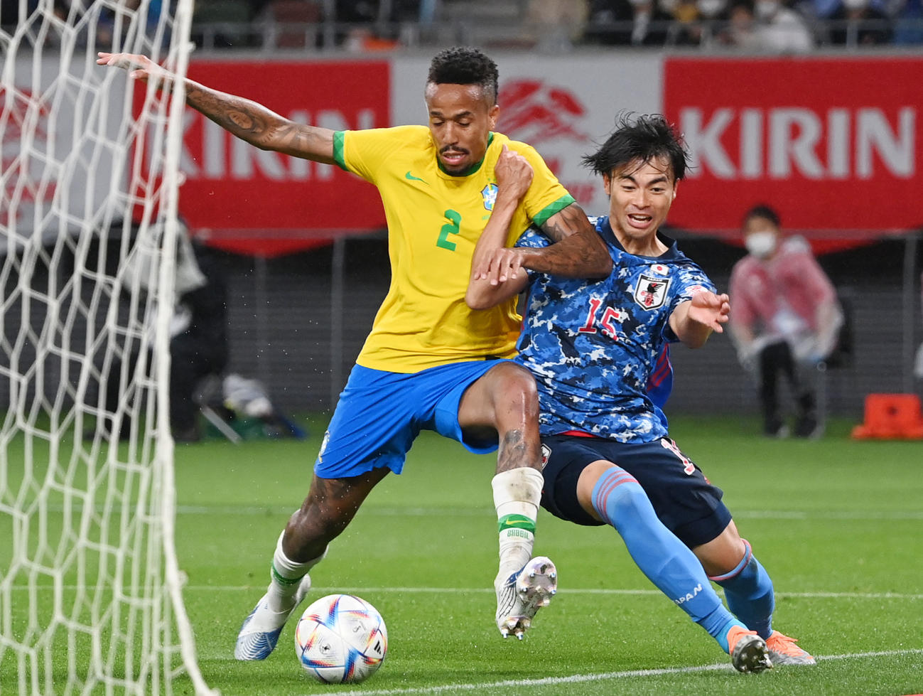 日本対ブラジル　後半、ブラジル代表ミリタン（左）にドリブルを止められる三笘（撮影・横山健太）