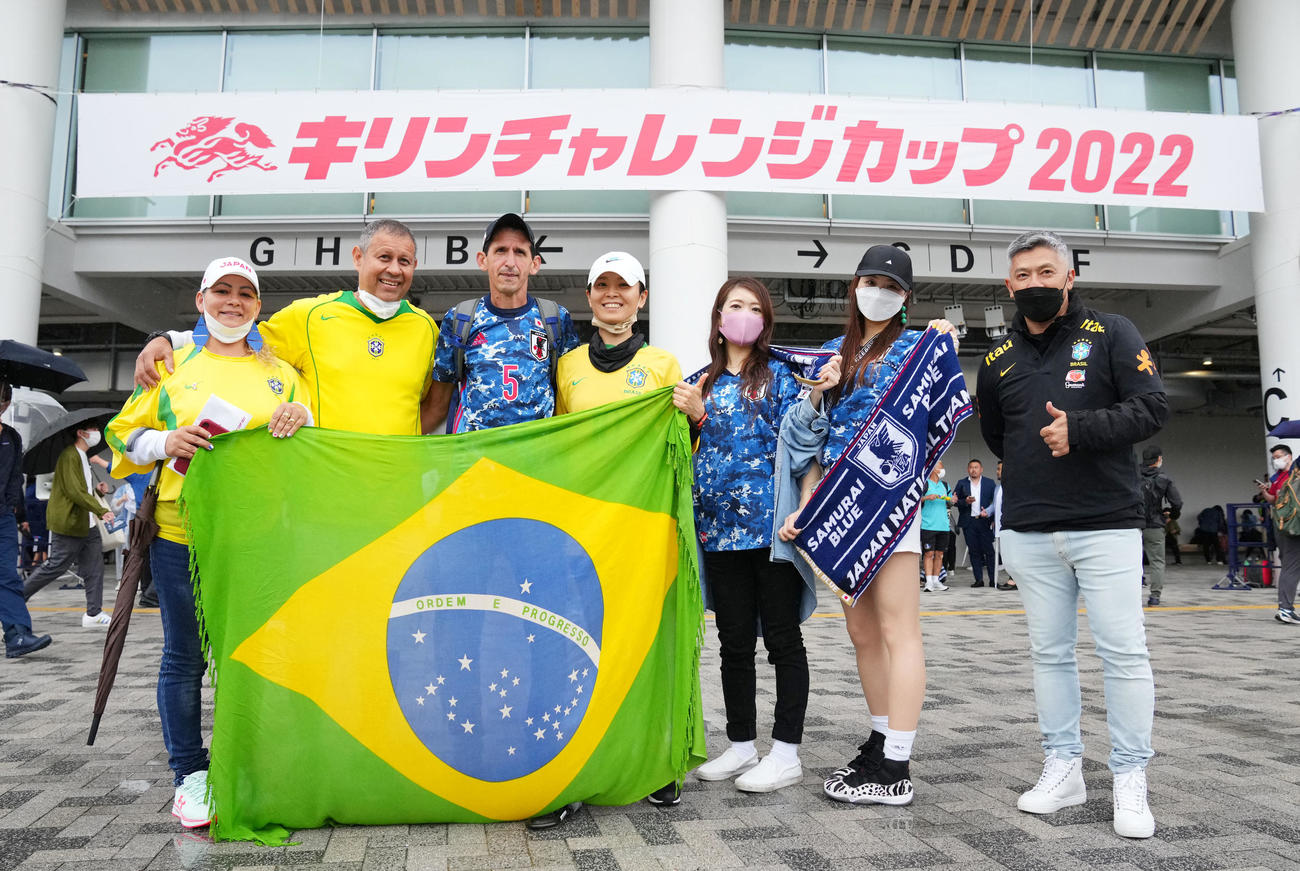 日本対ブラジル　試合前、笑顔で記念撮影をする日本とブラジルのサポーター（撮影・横山健太）