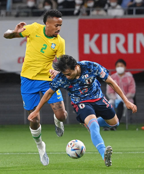 日本対ブラジル 後半、ミリタン(左)にドリブルを止められる三笘(撮影・横山健太)