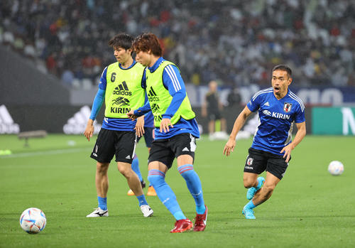 日本対ブラジル 試合前、ウオーミングアップする長友(右)ら日本代表の選手たち(撮影・垰建太)
