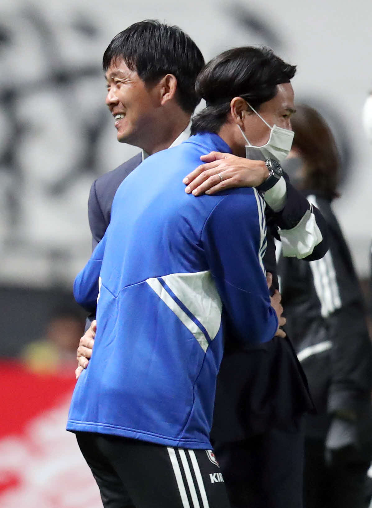 日本対パラグアイ　勝利後、南野（手前）とハグする森保監督（2022年6月2日）