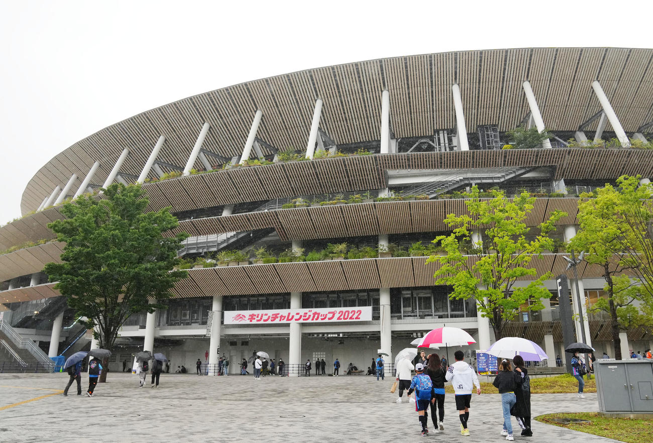 日本対ブラジル　国立競技場へ向かうサポーター（撮影・横山健太）