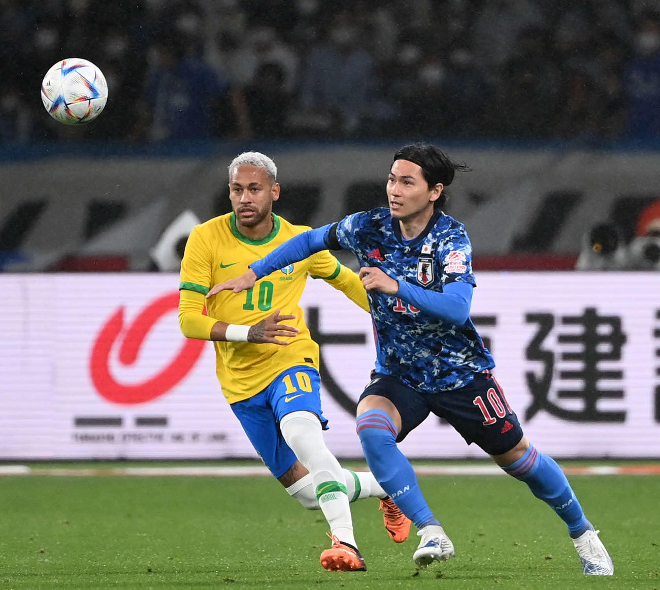 日本対ブラジル　前半、ネイマール（左）と競り合う南野（撮影・横山健太）