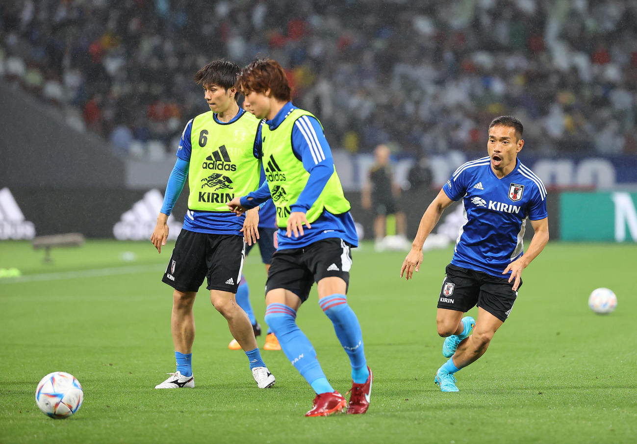 日本対ブラジル　試合前、ウオーミングアップする長友（右）ら日本代表の選手たち（撮影・垰建太）