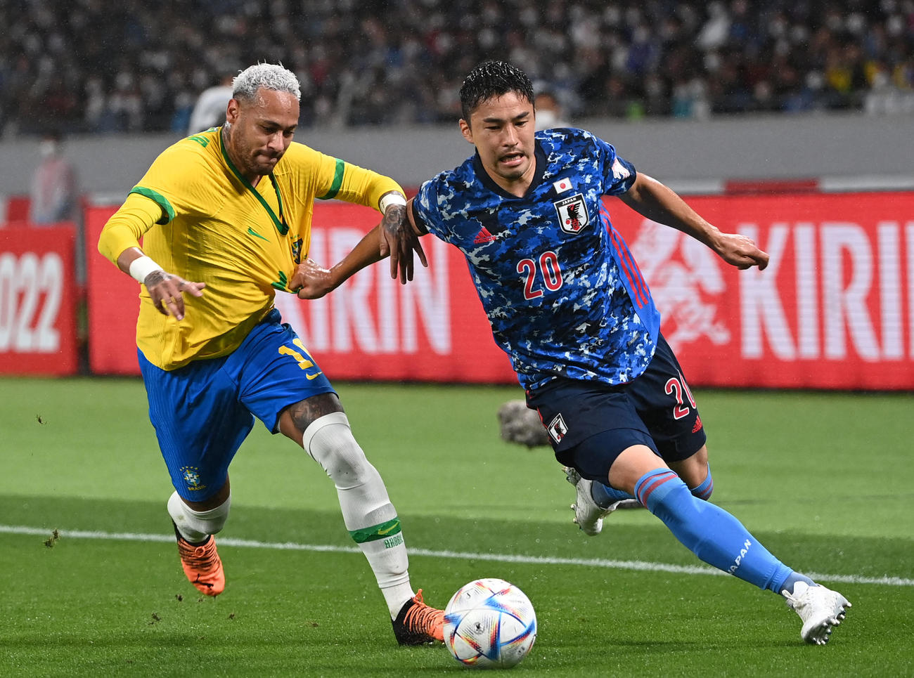 日本対ブラジル　前半、ネイマールと競り合う中山（撮影・横山健太）