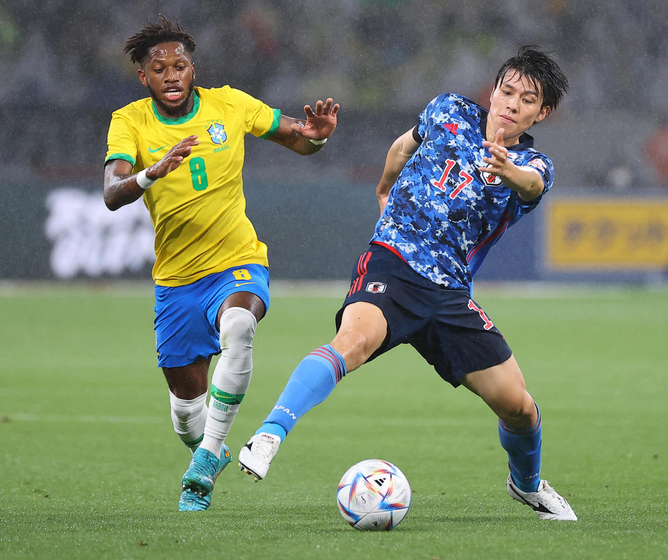 日本対ブラジル　前半、フレッジと競る田中（撮影・垰建太）