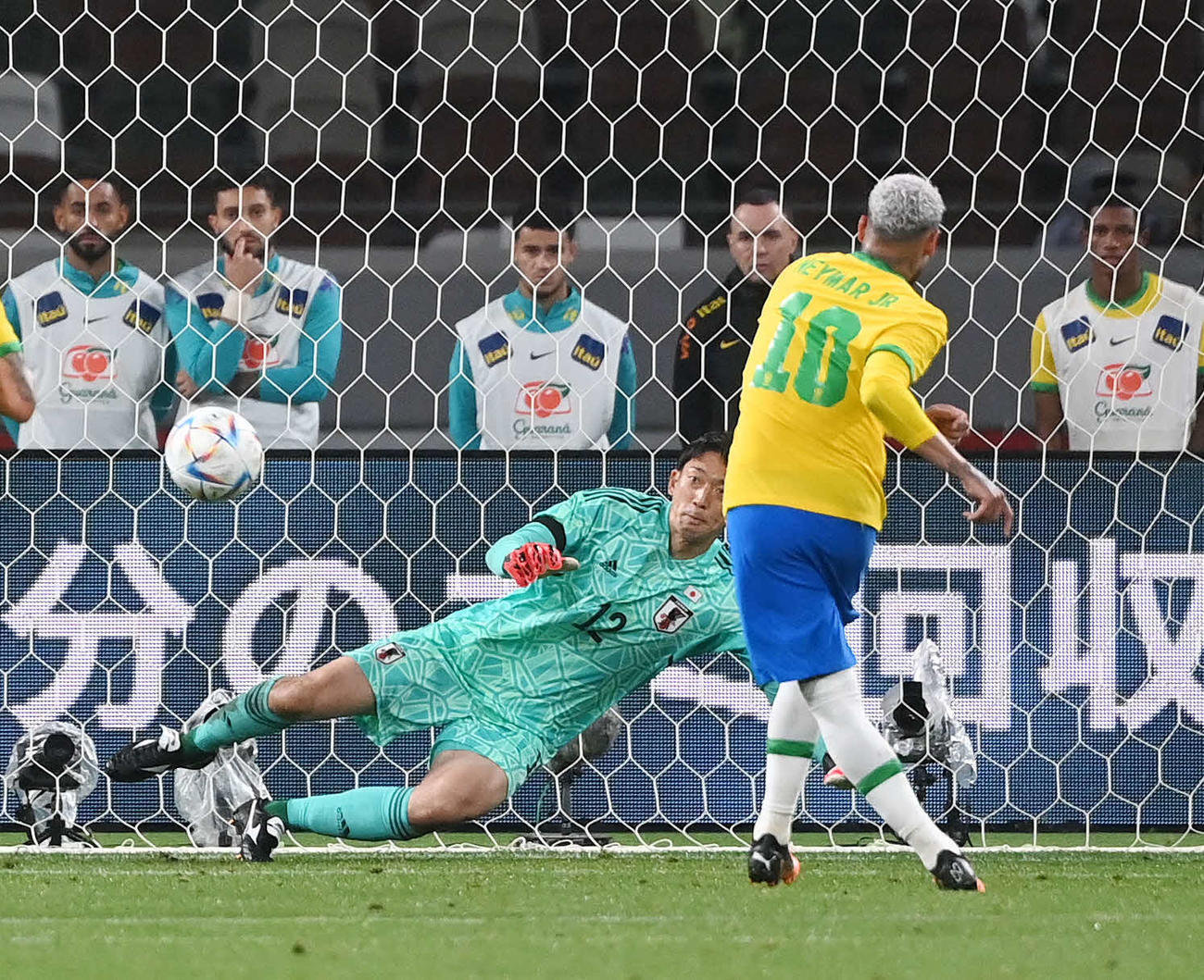 日本対ブラジル　後半、ネイマール（右）にPKを決められるGK権田（撮影・横山健太）