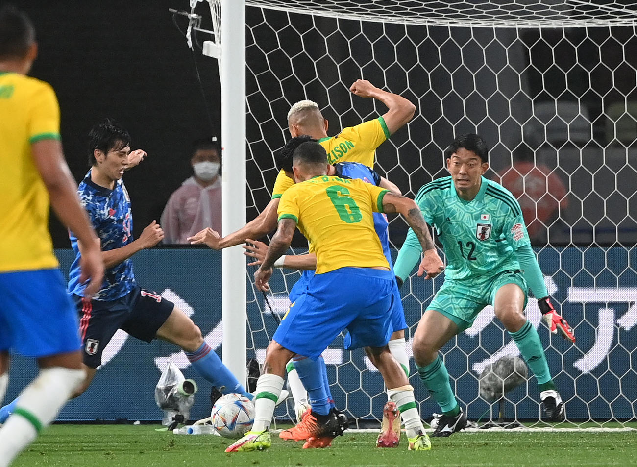 日本対ブラジル　後半、リシャルリソンを遠藤が倒しブラジルはPKを獲得する（撮影・横山健太）