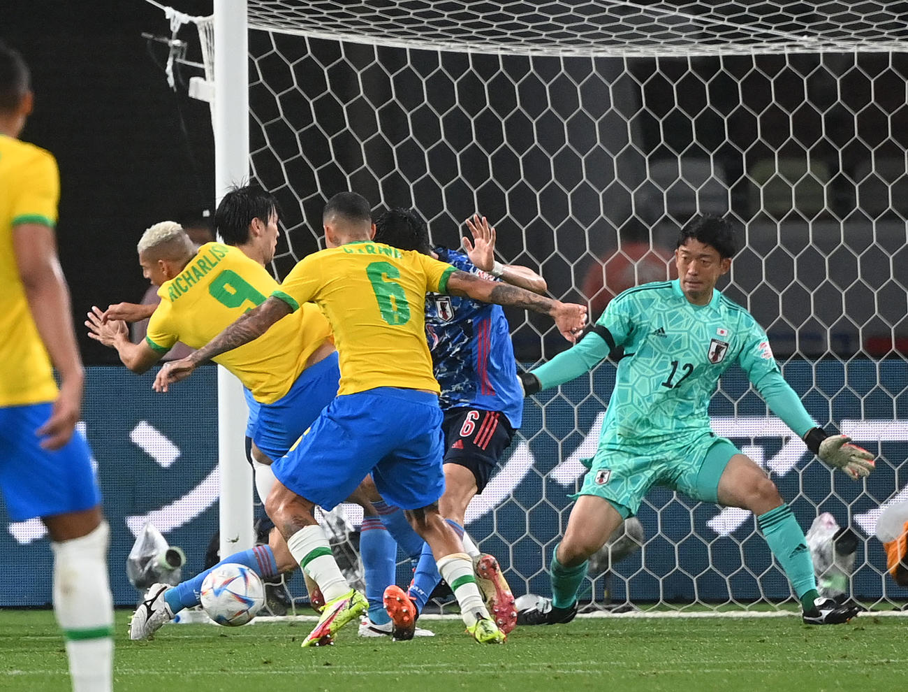 日本対ブラジル　後半、リシャルリソン（左から2人目）を遠藤（同5人目）が倒しブラジルはPKを獲得する（撮影・横山健太）