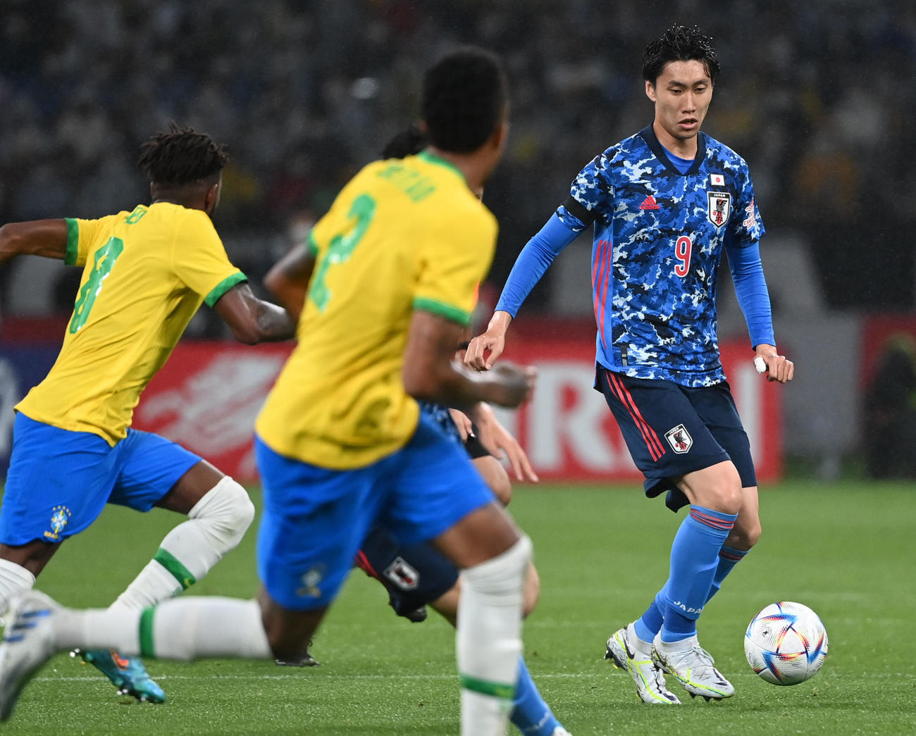 日本対ブラジル　後半、ドリブルする鎌田（撮影・横山健太）