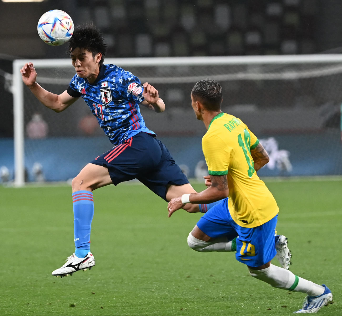 日本対ブラジル　後半、競り合う田中（左）（撮影・横山健太）