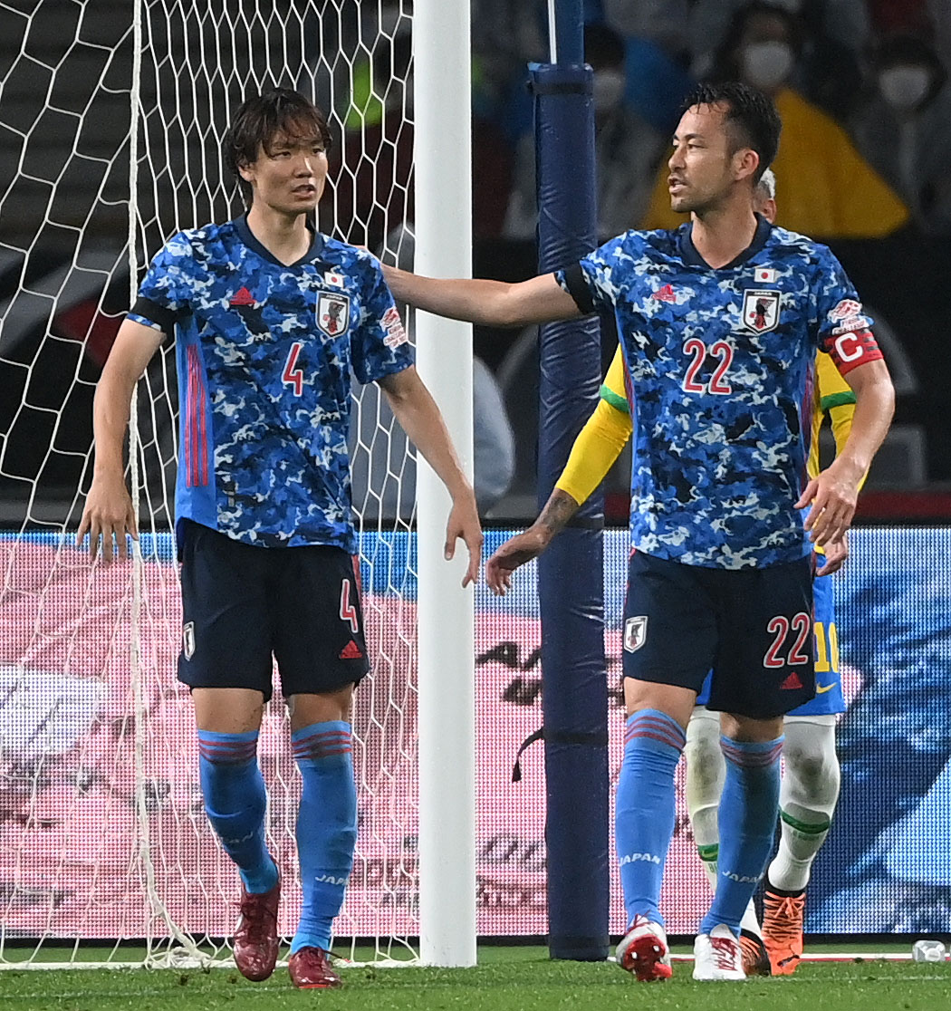 日本対ブラジル　後半、言葉を交わす板倉（左）と吉田（撮影・横山健太）
