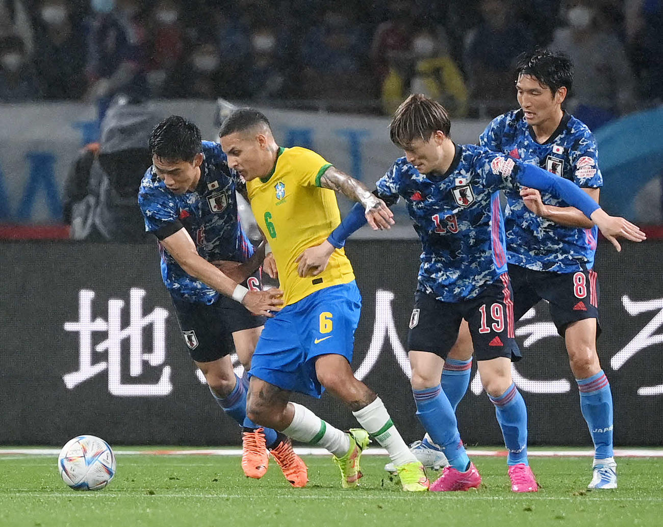 日本対ブラジル　前半、アラナ（左から2人目）を止める日本の選手たち。左から遠藤、1人おいて古橋、原口（撮影・横山健太）