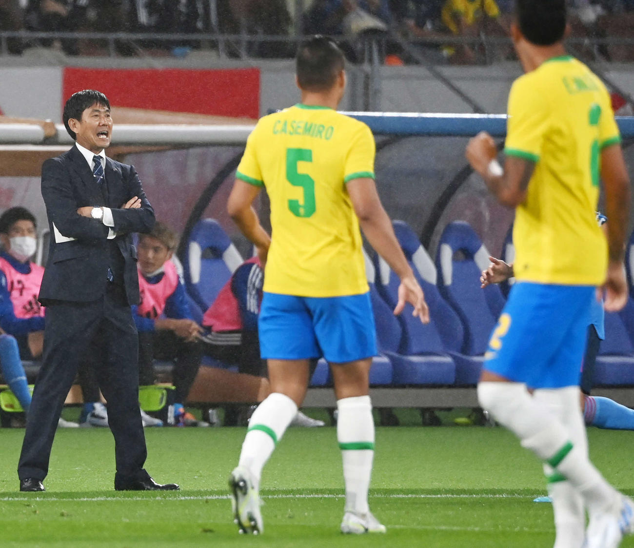 日本対ブラジル　前半、ピッチ脇から仁王立ちで指示を送る森保監督（左）（撮影・横山健太）