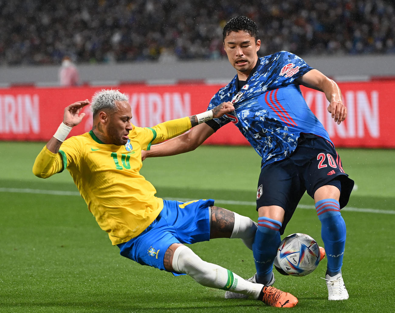 日本対ブラジル　前半、競り合うネイマール（左）と中山（撮影・横山健太）