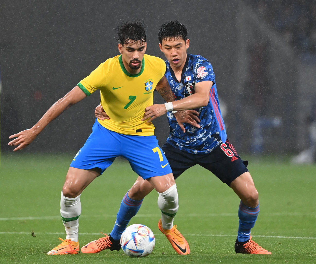 日本対ブラジル　前半、競り合う遠藤（右）とパケタ（撮影・横山健太）