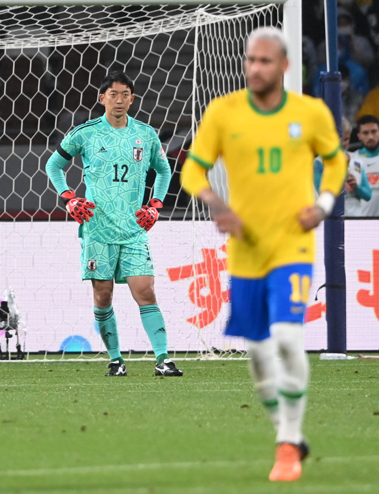 日本対ブラジル　後半、ネイマールにPKを決められ肩を落とすGK権田（撮影・横山健太）