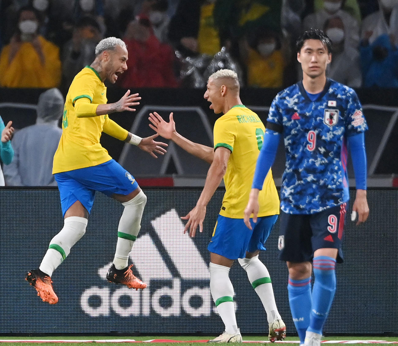 日本対ブラジル　後半、PKを決めタッチを交わすネイマール（左）とリシャルリソン（撮影・横山健太）