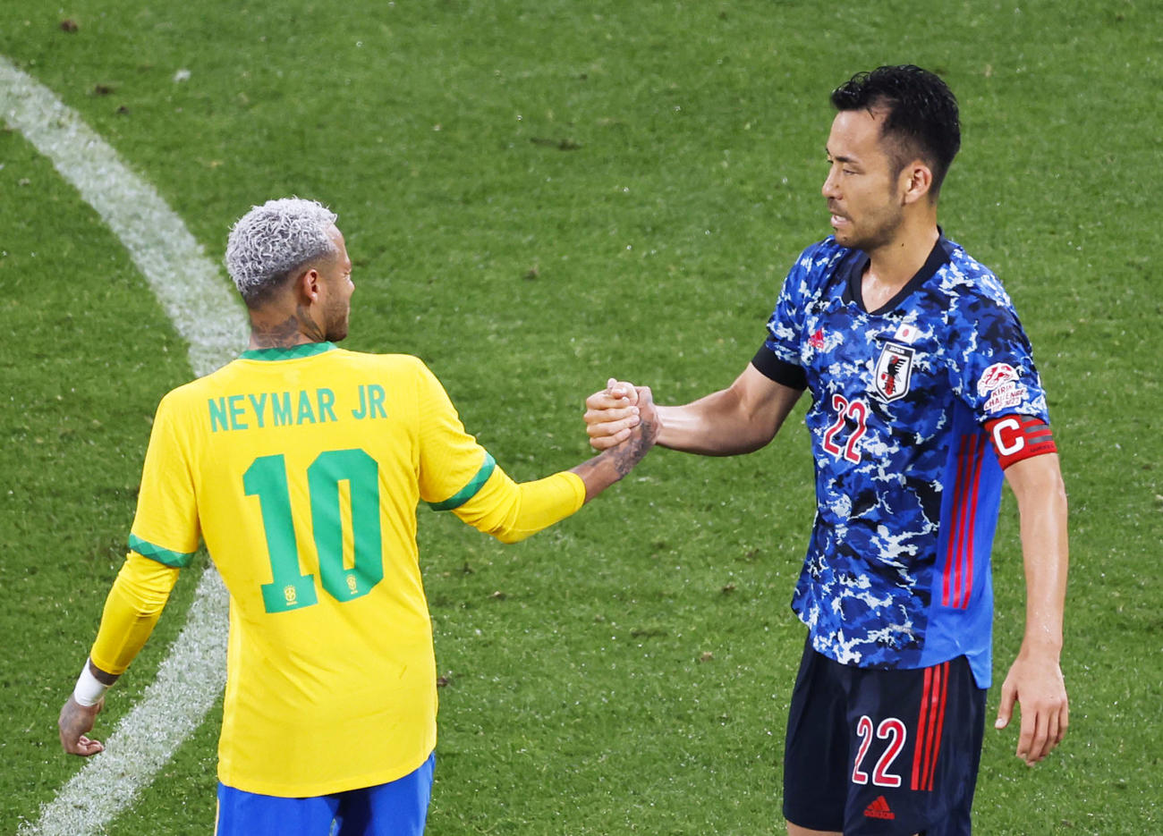 日本対ブラジル　試合後、ブラジルのネイマール（左）と握手を交わす吉田
