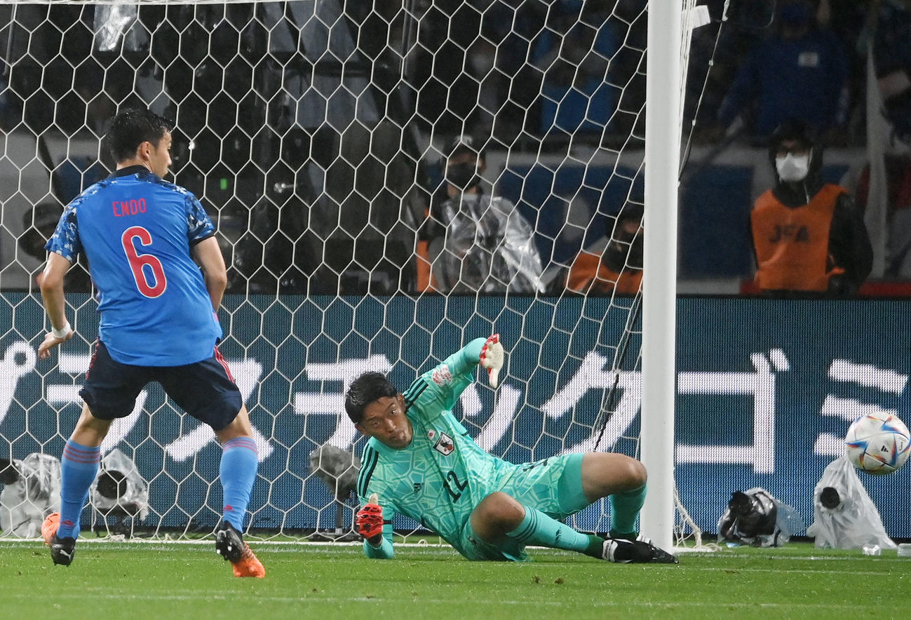 日本対ブラジル　前半、シュートをブロックするGK権田（右）。左は遠藤（撮影・横山健太）
