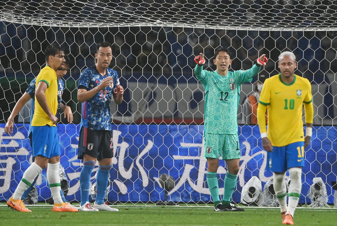 日本対ブラジル　前半、指示を出すGK権田（右から2人目）（撮影・横山健太）