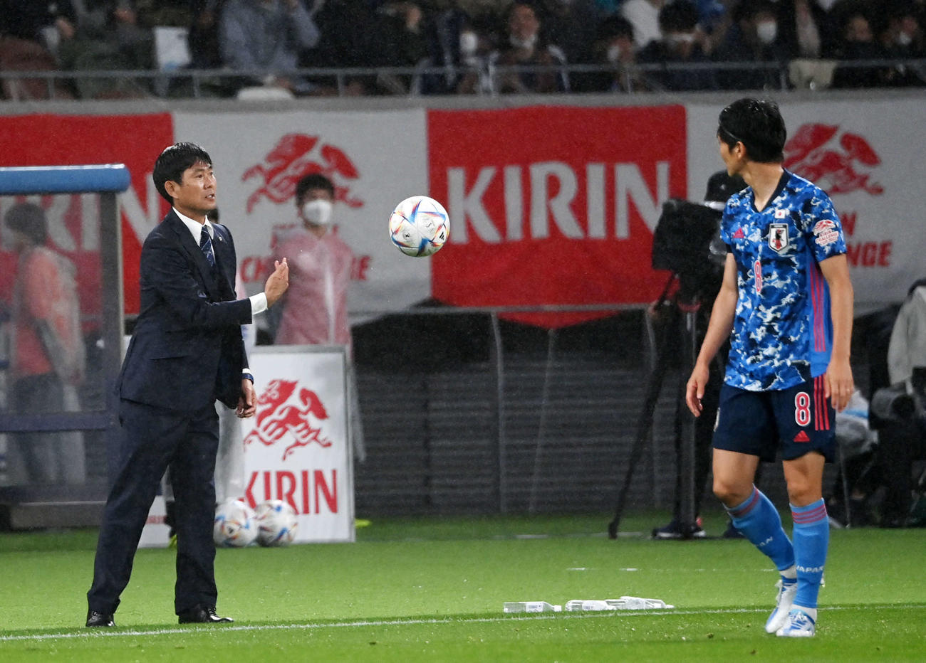 日本対ブラジル　前半、ラインから出たボールを投げる森保監督（撮影・横山健太）