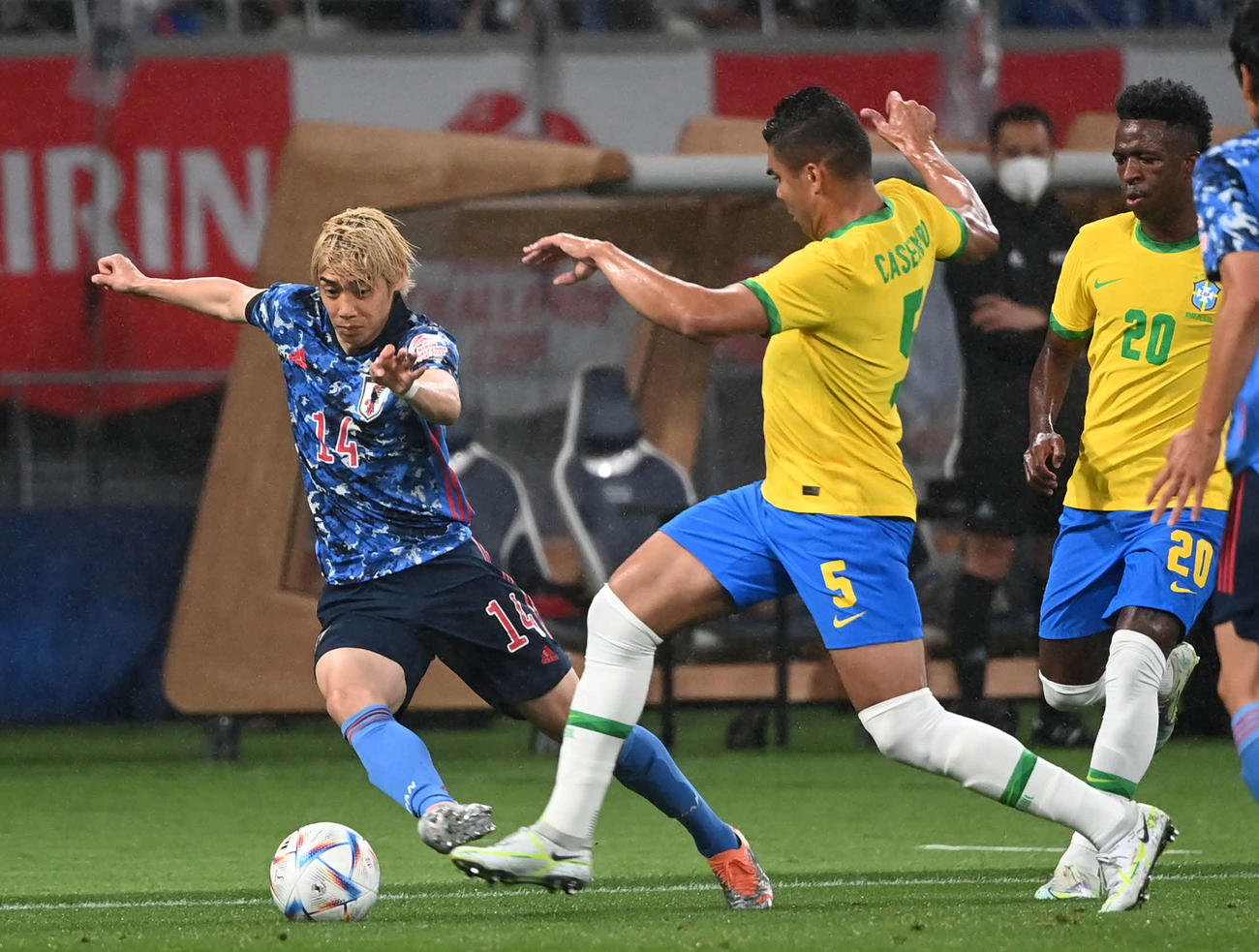 日本対ブラジル　前半、競り合う伊東（左）とカゼミロ（2022年6月6日）